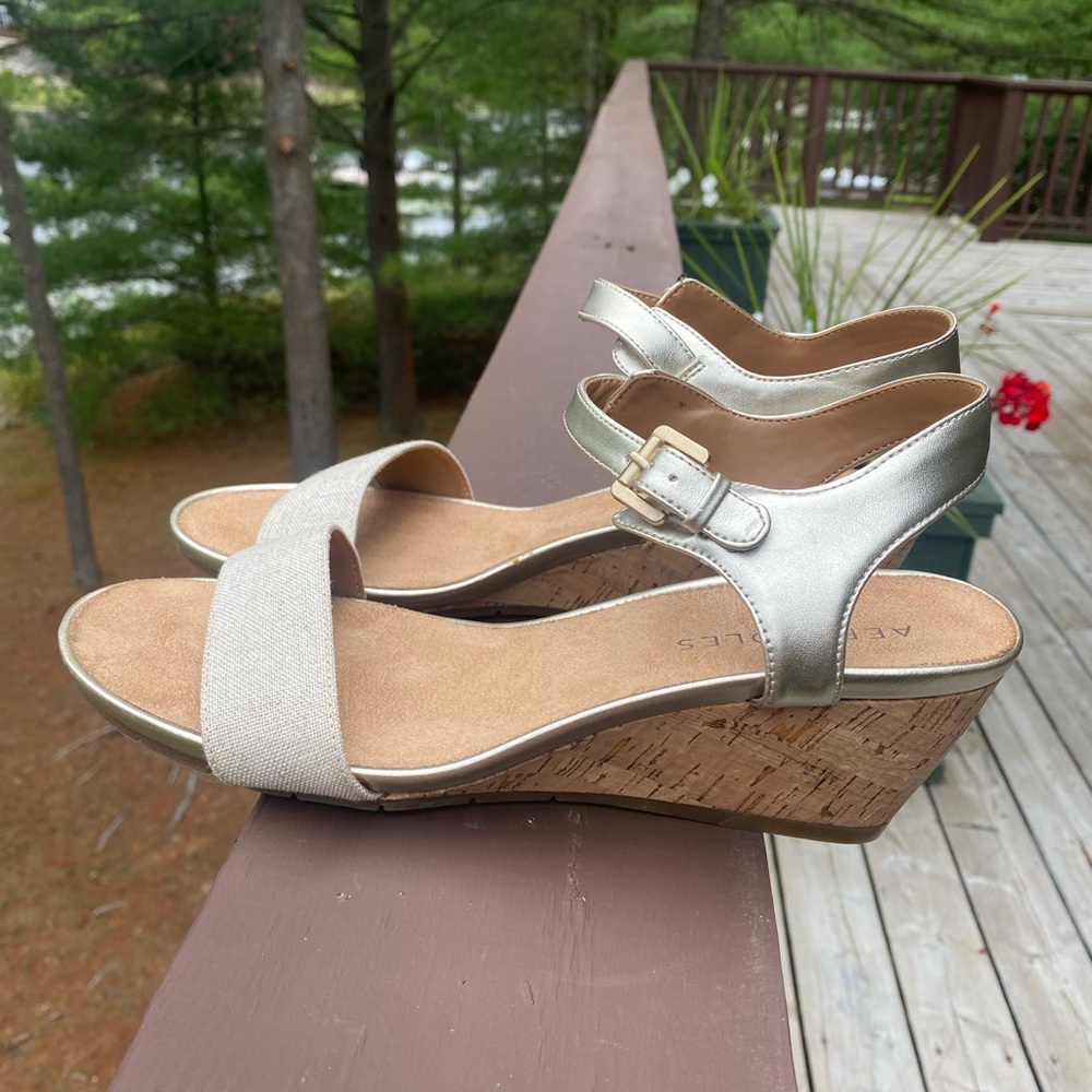 AEROSOLES Women's Metallic and Beige Sandals